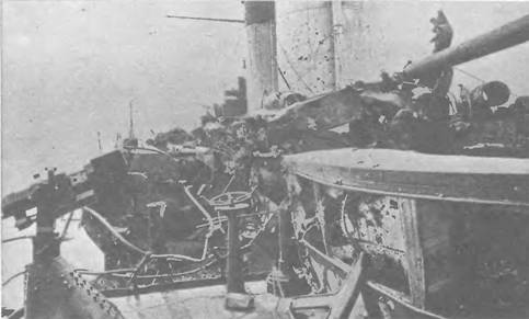 Боевые повреждения на броненосце "Орел". Вид с кормового мостика на спардек.