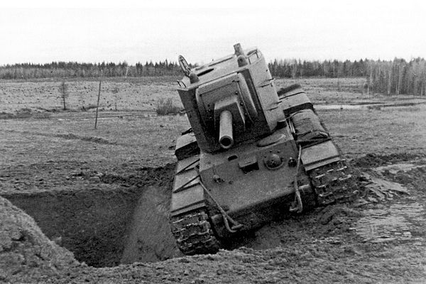 Танк KB-2 на показе комначсоставу РККА на полигоне в подмосковной Кубинке. Весна 1941 года. Машина запечатлена перед преодолением противотанкового рва (ЦАМО).