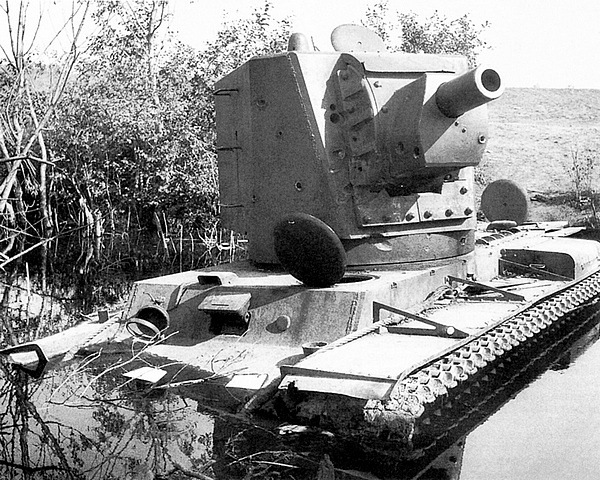 Танк КВ-2 из состава 2-й танковой дивизии 3-го мехкорпуса РККА, застрявший в ручье недалеко от местечка Шета. Литва, июнь 1941 года (БА).