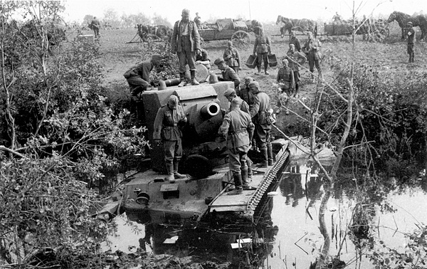 Тот же танк КВ-2, что на предыдущих фото: немецкие солдаты с интересом осматривают оставленного гиганта. Литва, Июнь 1941 года (АСКМ).