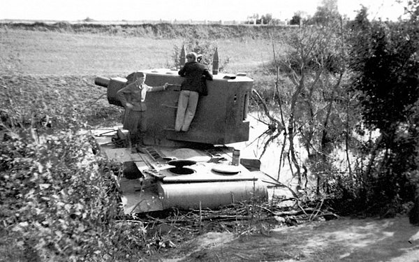 Танк КВ-2, ведший бой с частями 8-й танковой дивизии вермахта 24 июня 1941 года у местечка Шета в Литве. Хорошо видна дорога и придорожные столбики у моста (фото из архива Г. Куликаускаса).