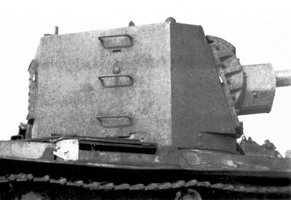 Ещё один танк КВ-2 из состава 2-й танковой дивизии Красной Армии. Литва, июнь 1941 года. Судя по сорванному люку механика-водителя и люку-пробке в лобовом листе корпуса, в танке произошёл внутренний взрыв (ЯМ).