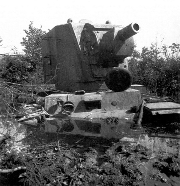 Тот же танк КВ-2, что и на фото стр. 58–61. Литва, район Шеты, 1941 год. На броне видны следы многочисленных снарядных попаданий (ЯМ).
