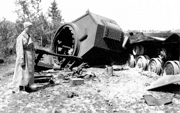 Немецкий солдат осматривает разрушенный взрывом КВ-2 (с ранним типом башни) из состава 2-й танковой дивизии Красной Армии. Литва, июнь 1941 года (АСКМ).