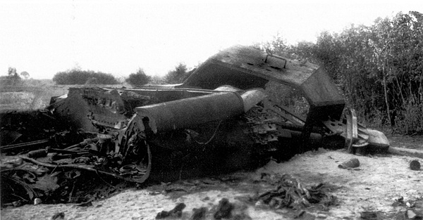 Вид сзади на тот же разрушенный взрывом КВ-2. На борту башни видны следы нескольких снарядных попаданий. Литва, июнь 1941 года (АСКМ).