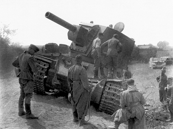 Немецкие солдаты осматривают танк КВ-2 (с ранним типом башни) из состава 2-й танковой дивизии Красной Армии. Литва, июнь 1941 года. Машина была оставлена недалеко от города Паневежис при отходе частей 2-й танковой дивизии (АСКМ).