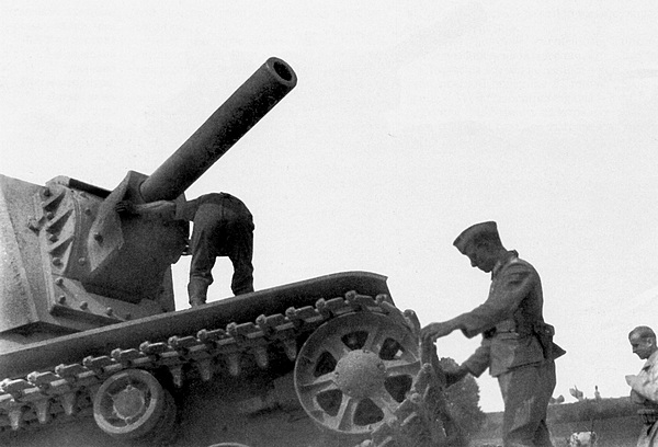 Танк КВ-2 из состава 2-й танковой дивизии, оставленный у литовского города Паневежис. Июнь 1941 года. Скорее всего, машина была брошена из-за отсутствия горючего или технической неисправности (АСКМ).