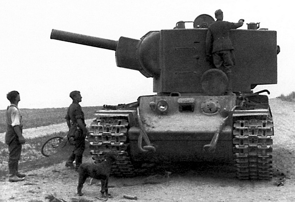 Немецкие солдаты осматривают танк КВ-2 из состава 4-й танковой дивизии 6-го мехкорпуса. Предположительно, эта машина была оставлена экипажем в районе Белостока (ЯМ).