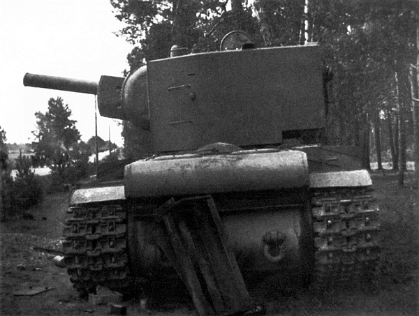 Этот танк КВ-2 был подбит немцами в районе Лиды. Машина перед войной была отправлена в Гродно, в состав 11-го мехкорпуса, но не успела добраться до места назначения. Этот танк в числе нескольких других вошёл в состав сводного танкового батальона и участвовал в боях под Лидой в составе 24-й стрелковой дивизии (РГАКФД).