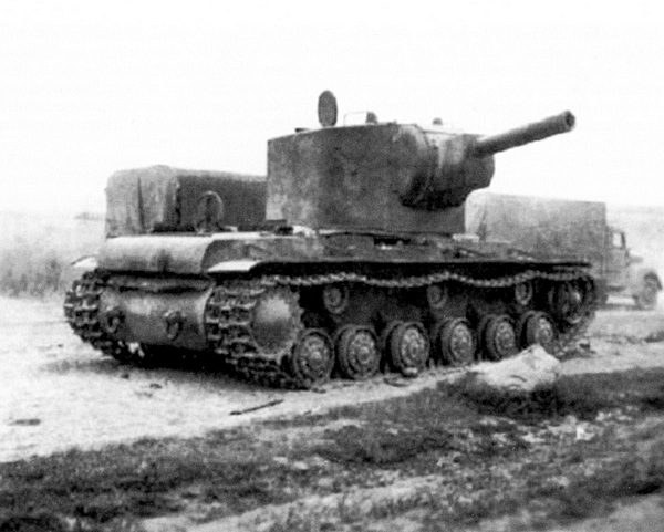 Фото танка КВ-2 из состава 4-й танковой дивизии 6-го мехкорпуса, оставленного из-за поломки или отсутствия горючего под Белостоком. Эта же машина изображена на стр. 71.