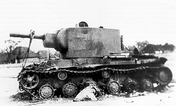 Танк КВ-2 из 4-й дивизии 6-го механизированного корпуса, 27 июня 1941 года задержавший продвижение 263-й пехотной дивизии вермахта у деревни Лесняки под Волковыском (АСКМ).