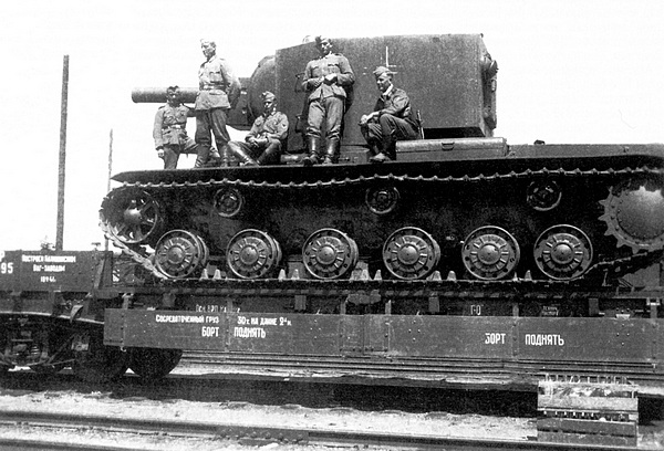 Один из танков КВ-2, отправленный в ЗапОВО перед войной, но так и не доехавший до пункта назначения в Гродно и захваченный немцами в районе Лиды (М3).
