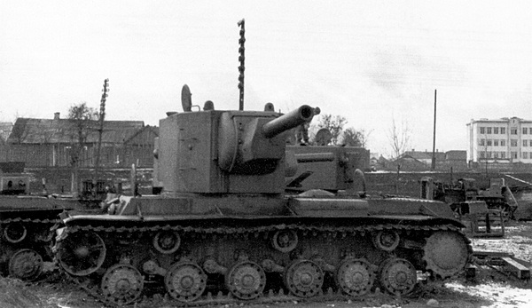 Захваченные танки КВ-2 «гродненского» эшелона, разгруженные немцами в Лиде. На этом фото, сделанном вероятно осенью 1941 года, видны четыре КВ-2 (АСКМ).