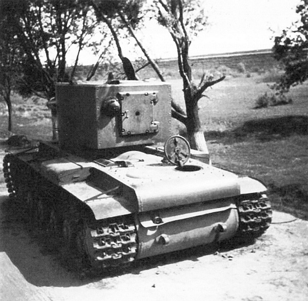 Танк КВ-2, оставленный из-за поломки или отсутствия горючего. Машина входила в состав 41-й танковой дивизии 22-го мехкорпуса Юго-Западного фронта. Июнь 1941 года (АСКМ).