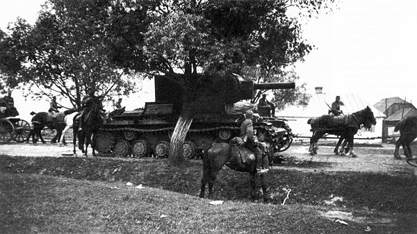 Тот же танк КВ-2, что и на предыдущем фото — мимо неподвижного гиганта движется немецкий обоз (АСКМ).