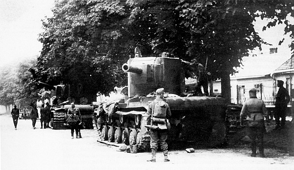 Эти два КВ-2 из состава 8-й танковой дивизии были оставлены из-за поломок или отсутствия горючего на улице города Жулькев (современная Жовква Львовской области). Июль 1941 года (РГАКФД).