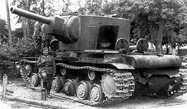 Танк КВ-2 8-й танковой дивизии 4-го мехкорпуса (на предыдущем фото он стоит на дальнем плане), оставленный из-за поломок в Жулькеве (современная Жовква). Июль 1941 года. Хорошо видно, что люк моторного отделения удерживается в поднятом положении при помощи специального троса при повороте башни в сторону. На корме танка лежит банник для чистки орудия — в походном положении он крепился на левом борту (АСКМ).