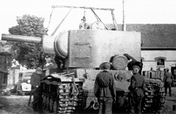 Немецкие солдаты осматривают КВ-2, оставленный в парке 8-й танковой дивизии во Львове. Судя по стоящим над танком «козлам» с лебёдкой, к началу войны машина находилась в ремонте (СЛ).