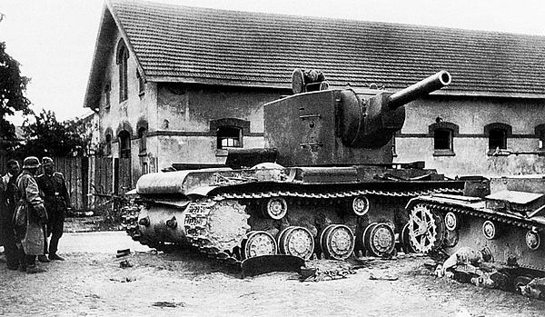 Ещё один КВ-2 8-й танковой дивизии 4-го мехкорпуса, оставленный во Львове из-за технической неисправности. Рядом стоит химический танк XT-26 (ЯМ).