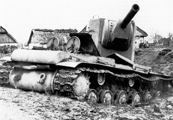 Этот танк КВ-2 8-й танковой дивизии 4-го мехкорпуса был оставлен из-за поломки в селе Городжив Львовской области. Июнь 1941 года (ЯМ).