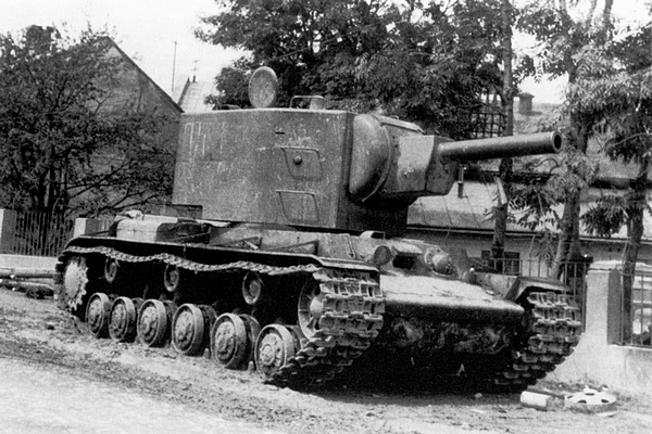 Ещё один КВ-2 8-й танковой дивизии, оставленный на улице Золочева (ныне Львовская). Июль 1941 года. Как и машина на предыдущем фото, этот КВ двигался на восток (АСКМ).