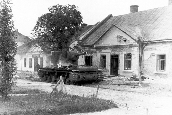 Танк КВ-2 на площади города Миколаюв, 1 июля 1941 года. Снимок сделан ещё до подрыва машины. Хорошо видно, что на моторном отделении танка что-то горит (АС).