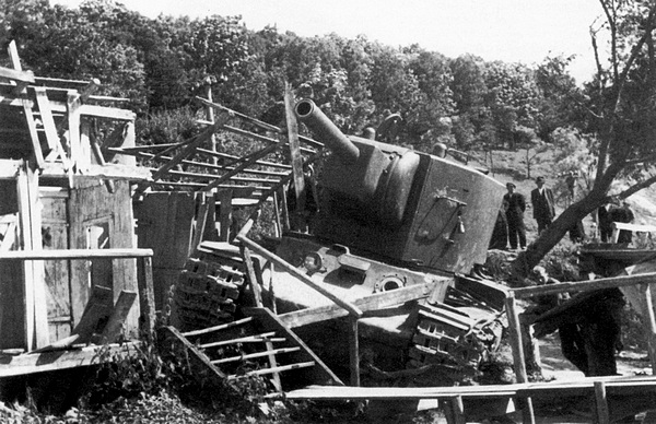 Фото того же КВ-2, что и на предыдущем фото. Украина, июль 1941 года. Хорошо видно, что машина была подорвана — у неё вырвана пулемётная установка в лобовом листе корпуса (АСКМ).