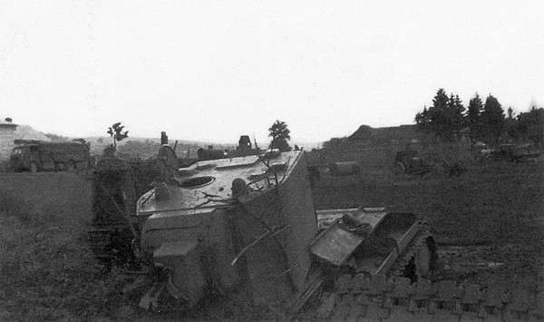 Танк КВ-2 из состава 12-й танковой дивизии, застрявший и оставленный экипажем у села Дунаюв Львовской области. Июнь 1941 года (ЯМ).