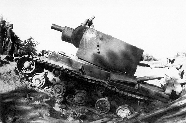 Этот танк КВ-2 из состава 12-й танковой дивизии 8-го мехкорпуса застрял на препятствии и был оставлен экипажем. Июнь 1941 года. Позднее машина была расстреляна немцами (АСКМ).