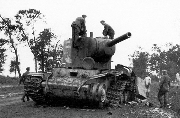 Немецкие солдаты осматривают подбитый под Дубно КВ-2 из состава группы Попеля (машина 12-й танковой дивизии 8-го мехкорпуса). Июль 1941 года. На башне видна надпись о том, что танк подбит полком «Герман Геринг» 29 июня 1941 года (СЛ).