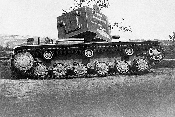 Тот же КВ-2, что и на предыдущем фото, но уже оттащенный в сторону с проезжей части дороги. Снимков этого танка довольно много, он может служить своеобразной «визитной карточкой» боёв за Дубно (ЯМ).