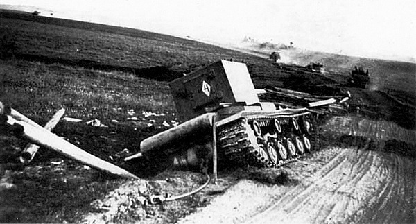 Застрявший и оставленный на обочине КВ-2 из состава 27-го танкового полка 14-й танковой дивизии. На задней части башни хорошо виден тактический знак — белый ромб с цифрой 4 внутри (ЯМ).