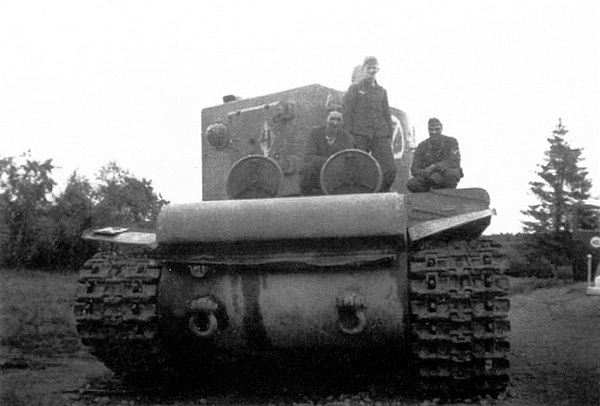 Ещё один КВ-2 из состава 27-го танкового полка 14-й танковой дивизии, оставленный экипажем из-за поломки. Июль 1941 года. На задней части башни виден ромб с цифрой 4 внутри (ЯМ).