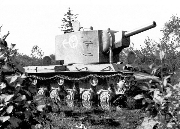 Тот же КВ-2, что и на предыдущем фото. На борту машины видно тактическое обозначение 12-й танковой дивизии вермахта (АСКМ).