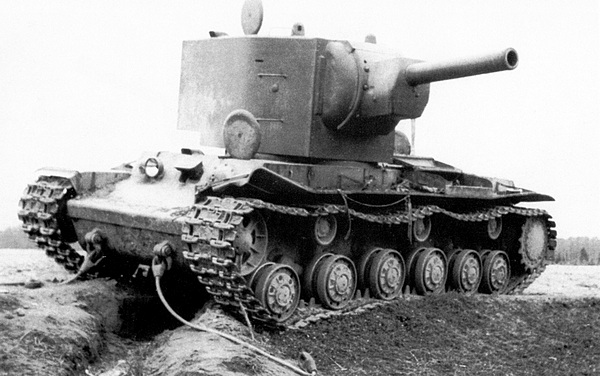 Тот же КВ-2, что и на предыдущих фото. Судя по закреплённым тросам, машину пытались буксировать. Позже немцы сдвинули танк с дороги (ЯМ).