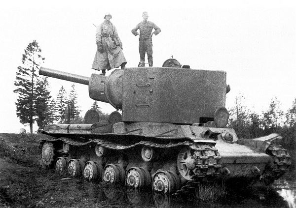 Танк КВ-2 из состава 27-го танкового полка 14-й танковой дивизии, оставленный экипажем из-за поломки. Июль 1941 года. Эта же машина изображена на стр. 103 (ЯМ).