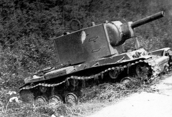 Танк КВ-2 из состава 7-го мехкорпуса, оставленный из-за технической неисправности. По актам на списание машин 14-й танковой дивизии, это может быть танк с заводским номером Б-4746, оставленный из-за поломки в 6 километрах от Лиозно.