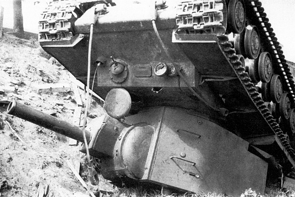 Тот же КВ-2, что и на предыдущем снимке. Согласно акту на списание, при оставлении Витебска Красной Армией машина была подорвана (АСКМ).
