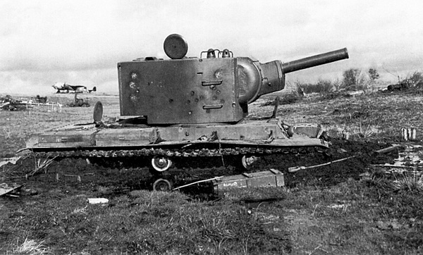 Танк КВ-2 из состава 14-й танковой дивизии 7-го мехкорпуса, застрявший и оставленный на окраине Витебского аэродрома. По актам на списание, это может быть КВ-2 № Б-4712. На танке видны многочисленные следы снарядных попаданий в машину (ЯМ).