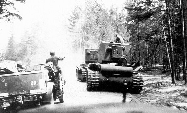 Те же два КВ-2 из состава 18-й танковой дивизии 7-го мехкорпуса, оставленные в районе Сенно, что и на предыдущем фото. Июль 1941 года. Видны следы многочисленных снарядных попаданий в заднюю часть башни. На проезжающем мимо автомобиле видна эмблема 12-й танковой дивизии вермахта (АСКМ).