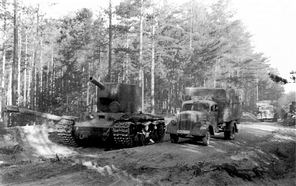 Танк КВ-2 из состава 18-й танковой дивизии 7-го мехкорпуса, оставленный на просёлке в районе Сенно. Июль 1941 года. Рядом проходят немецкие грузовики «Опель-блиц» (фото предоставил М. Свирин).