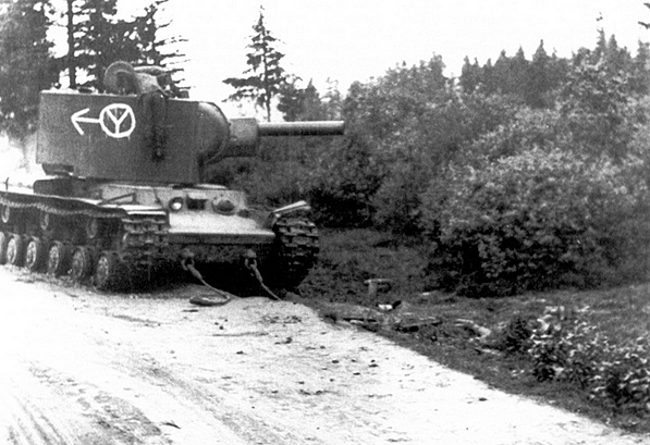 Танк КВ-2 из состава 27-го танкового полка 14-й танковой дивизии, оставленный экипажем из-за поломки. Этот же танк изображён на фото на стр. 102–104 (ЯМ).