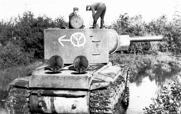 Тот же КВ-2, что и на предыдущем фото, но машина уже сдвинута с дороги. На башне видно обозначение 12-й танковой дивизии вермахта (ЯМ).