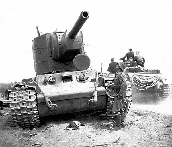 Танк КВ-2, подбитый в ходе боёв за Остров 5 июля 1941 года. Это машина с заводским номером Б-4757 или Б-4749 (РГАКФД).