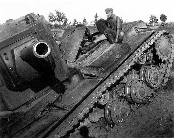 Этот танк КВ-2 был захвачен немцами в городе Новоржев. Судя по документам, это танк с номером Б-4728 застрял во рву при атаке 16 июля 1941 года.