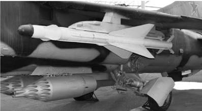 Р-23 (дальность пуска до 35 километров) и С-8 (20 неуправляемых ракет калибра 80 мм) истребителя-бомбардировщика Миг-23. Фото Геннадий Шубин