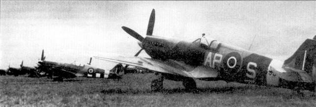 Истребители «Спитфайр» Mk XIV из 130-й эскадрильи, снимок сделай вскоре после перебазирования эскадрильи на бельгийский аэродром Дюрни, октябрь 1944 г. С момента формирования в июне 1941 г. до августа 1944 г. эскадрилья имела на вооружении истребители «Спитфайр» Mk VВ/С. На «Спитфайрах» Mk XIV летчики 41-й эскадрильи сбили 59 немецких самолетов и 11 самолетов-снарядов V-1.