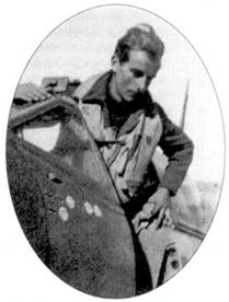 Скуадрон-лидер Невилл Дюк — самый результативный летчик-истребитель RAF на Средиземноморье. В 1944 г. Дюк командовал 145-й эскадрильей, вооруженной «Спитфайрами» Mk VIII. Боевой счет Дюка в конце войны включал 26 сбитых самолетов противника лично, два в группе, один предположительно сбитый, шесть поврежденных самолетов, три (два лично, один в группе) поврежденных на земле. Данный снимок сделан в начале войны: Невилл Дюк в кабине истребителя «Спитфайр» Mk V.