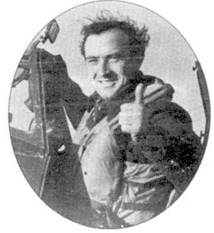 Флайт-лейтенант Хенрик Пятржак из 306-й эскадрильи «City of Torun» снимок сделан 31 декабря 1942 г. на аэродроме Нортгхолт. Летчик только что вернулся из боевого вылета во Францию, в котором он сбил Fw-190 — 500-я победа летчиков польских подразделений RAF. Хенрик Пятржак еще не успел вылезти из кабины истребителя «Спитфайр» XIk IX. До конца войны Пятржак сбил семь самолетов противника лично, два в группе, два повредил, он также сбил лично четыре и один в группе самолет-снаряд V-1.