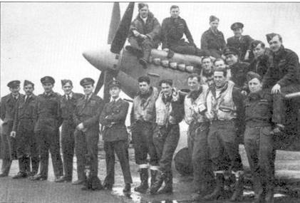 Командир 122-й эскадрильи скуадрон-лидер Дональд Кингэби (шестой слева), Хорнчарч, зима 1942-43 г.г. Свою первую победу Кингэби одержал в составе 64- й эскадрильи, сбив 30 июля 1942 г. над Булонью на «Спитфайре» Mk IX истребитель Fw-190. В конце войны на счету Кингэби числился 21 лично сбитый самолет противника (пять из них он сбил на «Спитфайре» Mk IX), две групповые победы шесть предполож ительных побед и 11 поврежденных самолетов.